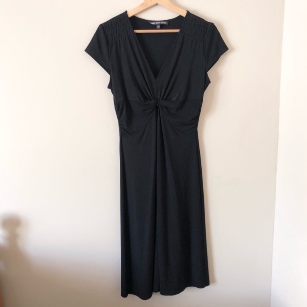 Jones Wear • Classic V-Neck Black Dress